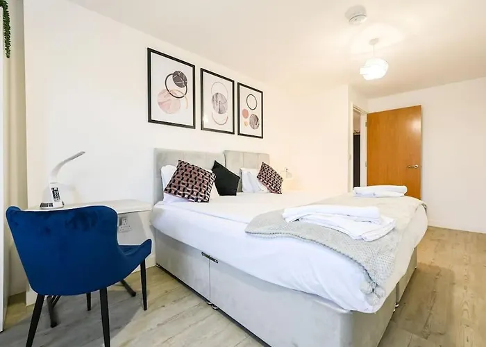 Stylish & Spacious Salford Quays One Bedroom High Floor With Balcony